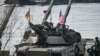 Американські солдати на танку Abrams і німецькі солдати беруть участь у військових навчаннях НАТО DRAGON-24 у Корженево, північна Польща, 4 березня 2024 року.