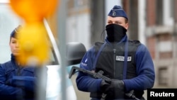 Policías belgas montan guardia en las afueras de un apartamento cateado en Verviers, una ciudad entre Lieja y la frontera alemana.