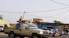 Anggota pasukan keamanan berpatroli di ibu kota Chad, N'Djamena, pada 26 April 2021. (Foto: Reuters/Zohra Bensemra)