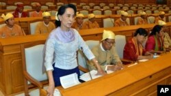 လွှတ်တော်တွင်း ဆွေးနွေးနေတဲ့ လွှတ်တော် ကိုယ်စားလှယ် ဒေါ်အောင်ဆန်းစုကြည်။
