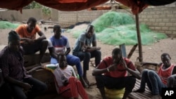 Familiares de sobrevivientes y víctimas de la piragua que fue encontrada a la deriva en el Océano Atlántico, se reúnen en la playa de Fass Boye, Senegal, el lunes 28 de agosto de 2023.