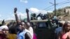 Um veículo blindado militar bloqueia a estrada enquanto os manifestantes tentam dirigir-se ao posto fronteiriço de Ressano Garcia, entre Moçambique e a África do Sul, a 13 de novembro de 2024.
