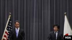 El secretario del Tesoro, Timothy Geithner y el ministro de Finanzas de Japón, Jun Azumi durante la conferencia de prensa en Tokio.