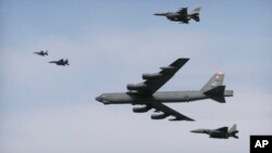 한국의 오산기지 상공을 비행중인 미 공군 소속 B-52(가운데) 폭격기. (자료사진)
