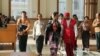 ဒေါ်အောင်ဆန်းစုကြည်နဲ့ ကရင်တိုင်းရင်းသား လွှတ်တော်ကိုယ်စားလှယ် တစ်ဦး လွှတ်တော်တက်လာစဉ်။ (ဇန်နဝါရီ ၈၊ ၂၀၁၆) 