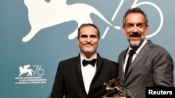 El director Todd Phillips posa junto a Joaquin Phoenix, con el León de Oro a la Mejor Película que ganó en la edición 76 del Festival de Cine de Venecia, el 7 de septiembre de 2019. Reuters/Piroschka van de Wouw.