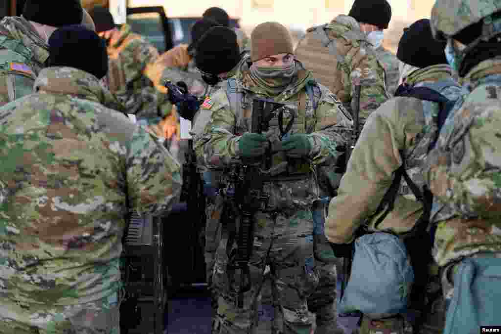 Integrantes de la Guardia Nacional se preparan para proteger el Capitolio, luego del asalto al edificio hace poco m&#225;s de una semana. 13 de enero de 2021.