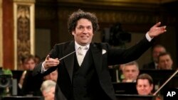 El maestro venezolano Gustavo Dudamel conduce la Orquesta Filarmónica de Viena en el tradicional Concierto de Año Nuevo en el Golden Hall of the Musikverein en Viena, Austria. Enero 1, 2017.