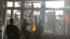 Soldados colocan una bandera ucraniana en un edificio, durante una operación que pretende liberar la primera aldea en medio de una contraofensiva, en un lugar indicado como Blahodatne, región de Donetsk, Ucrania, captura de pantalla de un video publicado el 11 de junio de 2023