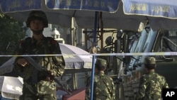 警方2011年8月1日加强在乌鲁木齐的警戒，中国指责穆斯林极端分子在咯什进行恐怖袭击
