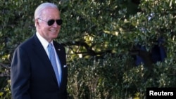 El presidente de Estados Unidos, Joe Biden, camina antes de dar la bienvenida a los Milwaukee Bucks al jardín sur de la Casa Blanca para honrar al equipo por su Campeonato de la NBA. Foto: Scott Taetsch-USA TODAY Sports vía Reuters.