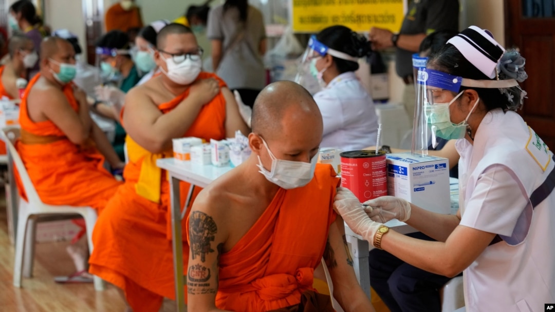 ဘန်ကောက်မြို့တွင် သံဃာတော်များအား ကိုဗစ်ကာကွယ်ဆေးထိုးပေးနေစဉ် (ဓာတ်ပုံ - AP)