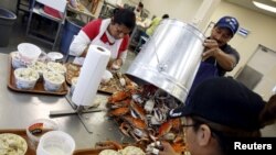 En la foto de archivo, trabajadores del programa de visas H-2B procesan cangrejos en Maryland, Estados Unidos.