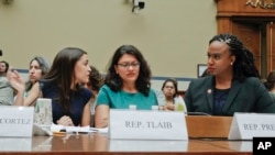 Trump no ha dicho nada sobre el hecho de que de las cuatro legisladoras a las que aparentemente apuntó en su queja original el domingo por la mañana, solo una - la congresista por Minnesota Ilhan Omar - nació en el exterior.
