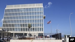 60 por ciento del personal diplomático de EE.UU. en Cuba saldrá de la Isla, se ha emitido una alerta de viajes para los estadounidenses, y se suspendió indefinidamente el programa de reunificación familiar y visas para inmigrantes y no inmigrantes.