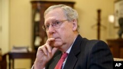El líder de la mayoría republicana, Mitch McConnell, ha propuesto una posible salida que otorgue fondos al DHS y que continúe la lucha por inmigración por otro camino.