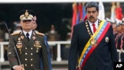 Fotografía de archivo del ministro de defensa venezolano, general en jefe Vladimir Padrino López, a la izquierda, junto al presidente Nicolás Maduro en un acto oficial realizado el 24 de mayo de 2018 en Fuerte Tiuna, Caracas. 