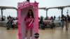 Una manifestante antigubernamental en Perú disfrazada de "Barbie Dictadora" sostiene un fusil de asalto de juguete durante una protesta contra la presidenta Dina Boluarte en Lima el 22 de julio de 2023.