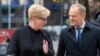 Thủ tướng Ba Lan Donald Tusk (phải) được Thủ tướng Litva Ingrida Simonyte tiếp đón trước cuộc gặp của họ tại trụ sở chính phủ ở Vilnius, Litva, hôm 4/3.