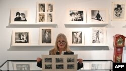 La modelo y fotógrafa inglesa Pattie Boyd sostiene un conjunto de fotografías antiguas originales tomadas por ella misma durante la estadía de los Beatles en el ashram de Maharishi Mahesh Yogi en Rishikesh, India.