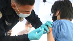 Imagen de archivo en la que se ve a un joven de 16 años recibiendo una dosis de la vacuna contra el coronavirus en el condado de Los Angeles, en California.