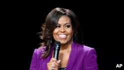 La ex primera dama Michelle Obama durante "Becoming: An Intimate Conversation with Michelle Obama", en Atlanta, el 11 de mayo de 2019, cuando realizó una gira por 34 ciudades para promover su libro de memorias "Becoming".