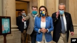 La presidene de la Cámara de Representantes, Nancy Pelosi, y el líder de la minoría demócrata en el Senado, Chuck Schumer,salen de la oficina de la líder legislativa tras negociar con los republicanos un nuevo paquete de alivio económico. Agosto 1 de 2020