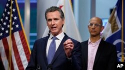 El gobernador de California, Gavin Newsom, ofrece una actualización de la respuesta del estado al coronavirus, en la Oficina de Servicios de Emergencia del Gobernador en Rancho Córdova, California.