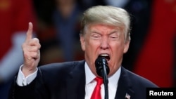 El presidente de EE.UU. Donald Trump culpa a los demócratas por jugar a la política y niega conocer a ninguna de las mujeres que lo han acusado de acoso sexual. Dec. 12, 2017.