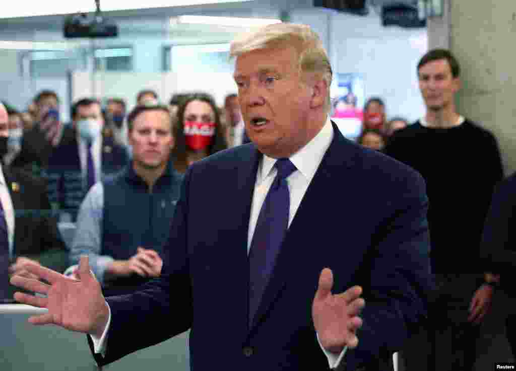 El presidente de Estados Unidos, Donald Trump, saluda a los miembros del personal mientras visita la sede de su campa&#241;a presidencial el d&#237;a de las elecciones en Arlington, Virginia, el 3 de noviembre de 2020.