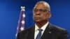 ARCHIVO: El secretario de Defensa de Estados Unidos, Lloyd Austin, observa durante una conferencia de prensa conjunta con el ministro de Defensa israelí, Yoav Gallant, en el Ministerio de Defensa de Israel en Tel Aviv, Israel, el 18 de diciembre de 2023.