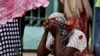 Mahaifiyar jariri mai kwanaki 10 yayin da take zaune a wajen asibiti, inda jarirai suka mutu a wata gobara da ta tashi a sashen jarirai na wani asibitin yanki a Tivaouane, Senegal, 26 ga Mayu, 2022.
