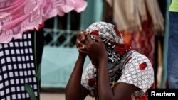 Mahaifiyar jariri mai kwanaki 10 yayin da take zaune a wajen asibiti, inda jarirai suka mutu a wata gobara da ta tashi a sashen jarirai na wani asibitin yanki a Tivaouane, Senegal, 26 ga Mayu, 2022.

