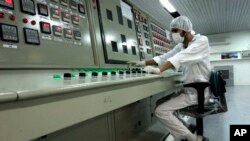 资料： 一名伊朗技术人员在伊斯法罕浓缩铀设施工作。（2007年2月3日）