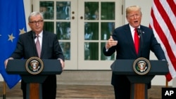 El presidente Donald Trump y el presidente de la Comisión Europea, Jean-Claude Juncker, en el Rose Garden of the White House, el 25 de julio de 2018, en Washington, donde anunciarion que EE.UU y la UE trabajarán hacia un acuerdo de cero aranceles y barreras comerciales, en una nueva fase de la relación bilateral.