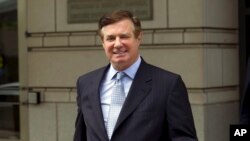  Foto de archivo, 23 de mayo de 2018, de Paul Manafort, ex jefe de la campaña presidencial de Donald Trump, saliendo de una corte federal en Washington. Manafort envió datos de encuestas durante la campaña de 2016 a un socio acusado de tener vínculos con 