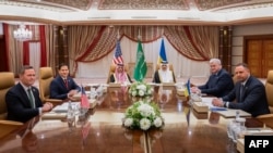 Autoridades norte-americanas e ucranianas, lideradas, respetivamente, pelo aecretário de Estado, Marco Rubio, e pelo ministro dos Negócios Estrangeiros, Andrii Sybiha, realizam conversações patrocinadas pelas autoridades sauditas, em Jeddah, Arábia Saudita, 11 março 2025