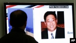 Un surcoreano mira un noticiero en la televisión en donde se muestra la foto del estadounidense Kenneth Bae, sentenciado a 15 años de trabajo forzado en Corea del Norte.