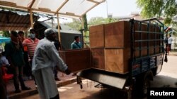 Seorang pria membawa peti jenazah pasca tabrakan maut kereta api di Balasore, di sebuah rumah sakit di Bhubaneswar di negara bagian timur Odisha, India. 