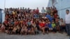 Arhiva - Članovi familije Ziona poziraju za grupnu fotografiu, ispred svoje kuće u selu Baktavng, Indija.