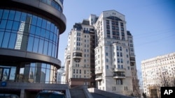 Edificio del banco ruso Evrofinance Mosbarbank en Moscú, la única institución bancaria internacional dispuesta a desafiar la campaña de EE.UU. para descarrilar el Petro, la criptomoneda venezolana. (Foto AP / Pavel Golovkin). Abril 24 de 2018.