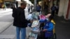 Un hombre compra un periódico, un día después de la primera vuelta de las elecciones presidenciales de Guatemala, en la Ciudad de Guatemala.
