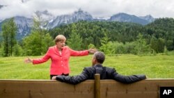 La canciller alemana, Angela Merkel, y el presidente estadounidense, Barack Obama, hablando en el hotel Schloss Elmau, cerca de Garmisch-Partenkirchen, Alemania, este lunes, 8 de junio de 2015.