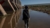 La migrante nicaragüense Aura Berrios camina con sus compatriotas cerca de la frontera entre EEUU y México, en Algodones, Baja California, México, el jueves 2 de diciembre de 2021.