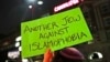 Seorang pengunjuk rasa menunjukkan sebuah poster yang memprotes Islamofobia di Universitas Harvard, Cambridge, Massachusetts, 7 Maret 2017. (Foto: Charles Krupa/AP Photo/Arsip)