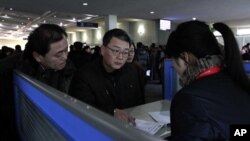 지난 2013년 북한 평양 공항의 '고려링크' 부스에서 외국인들이 휴대전화를 대여하고 있다. (자료사진)