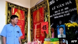 លោក Le Minh Tuan ជា​ឪពុក ឈរ​មើល​រូបថត​កូនប្រុស​របស់​ខ្លួន គឺ​លោក Le Van Ha ដែល​ស្ថិត​ក្នុង​ចំណោម​ជនរងគ្រោះ​៣៩នាក់ ដែល​ស្លាប់​ក្នុង​រថយន្ត​ដឹក​ទំនិញ​ធុនធ្ងន់​នៅ​អង់គ្លេស​កាលពី​ឆ្នាំ២០១៩។