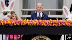 El presidente Joe Biden habla mientras la primera dama Jill Biden observa la lista de huevos de Pascua de la Casa Blanca en el jardín sur de la Casa Blanca, en Washington, el 1 de abril de 2024.