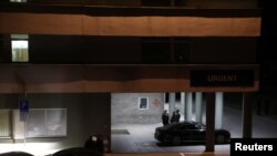 La policía y los agentes de seguridad hacen guardia afuera del Hospital Universitario Roosevelt, adonde el primer ministro eslovaco Robert Fico fue trasladado después de ser herido en un tiroteo en Handlova, en Banska Bystrica, Eslovaquia, el 15 de mayo de 2024.