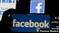 El logo de Facebook aparece en la pantalla de un celular inteligente.